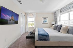 um quarto com uma cama grande e uma janela em Luxury Decor 5 BR townhome with pool SL4928 em Kissimmee