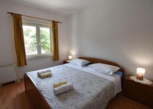 una camera da letto con un letto e due asciugamani di Apartments Karmen a Primošten