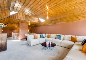 sala de estar con sofá blanco y mesa en Vere Lodge 