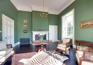 的住宿－Vere Lodge，客厅设有绿色的墙壁和桌子