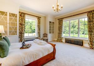 的住宿－Vere Lodge，一间卧室设有一张大床和两个窗户。