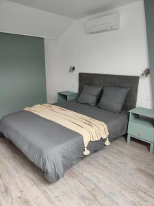 - une chambre avec un grand lit et 2 tables dans l'établissement A l'Ombre des Bois, Chambre double confort, à Neung-sur-Beuvron