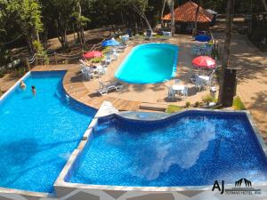 an overhead view of a pool with chairs and umbrellas at AJ TERMAS HOTEL IRAÍ in Iraí