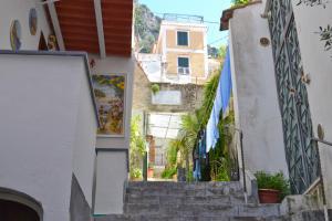 un vicolo con scale che conducono a un edificio di Casa Bianca Amalfi ad Amalfi