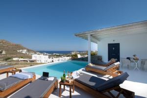 Villa con piscina y patio en Amma Houses Sea View, en Kalafatis