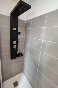 La salle de bains est pourvue d'une douche et d'un téléphone mural. dans l'établissement A l'Ombre des Bois, Chambre double confort, à Neung-sur-Beuvron