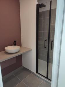 Koupelna v ubytování A l'Ombre des Bois, Chambre double confort