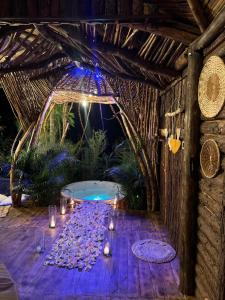 un tavolo per un ricevimento di nozze in una capanna di paglia di Glamping CAVE a Isnos