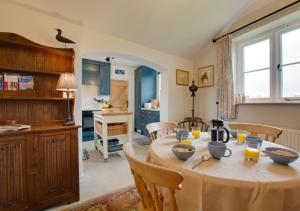 The Stables في Thurgarton: مطبخ وغرفة طعام مع طاولة وكراسي