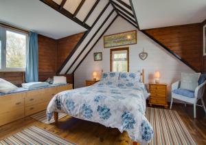 a bedroom with a bed with a blue and white bedspread at The Studio in Northrepps