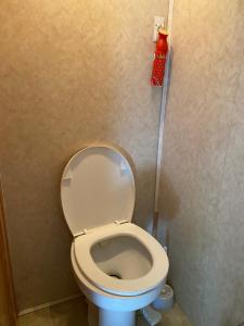 - une salle de bains avec des toilettes blanches dans une cabine dans l'établissement Comfortable RV in a farm, à Baie de Nanoose
