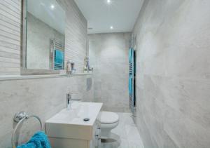 łazienka z białą umywalką i toaletą w obiekcie Wren Cottage w mieście Aylsham
