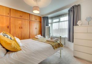 een slaapkamer met een groot bed en een raam bij Wyatt House in Norwich