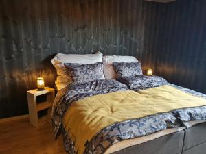 Postel nebo postele na pokoji v ubytování Rorbu ved sjøen