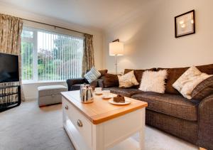 uma sala de estar com um sofá e uma mesa em Wyatt House em Norwich