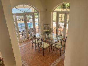 Parveke tai terassi majoituspaikassa Stunning 4-Bed Villa in Gros Islet St Lucia