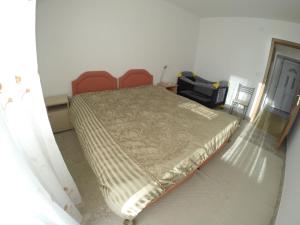 Een bed of bedden in een kamer bij Sea & Mountains Panorama Apartments