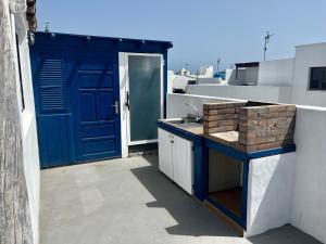 cocina con fregadero y puerta azul en CASA DOMINGO 1 en La Santa