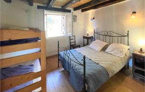 2 Bedroom Cozy Home In Bidarray客房内的一张或多张床位