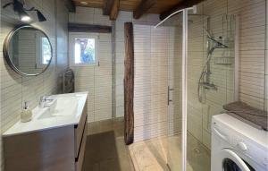2 Bedroom Cozy Home In Bidarray的一间浴室