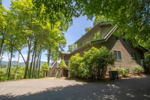 uma casa com uma entrada e árvores em Bald Mountain Lodge em Todd