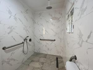 Kylpyhuone majoituspaikassa Stunning 4-Bed Villa in Gros Islet St Lucia
