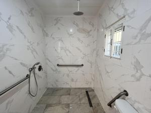 Kylpyhuone majoituspaikassa Stunning 4-Bed Villa in Gros Islet St Lucia