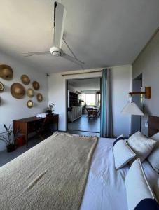 Voodi või voodid majutusasutuse Seaview Sunset Apartment toas