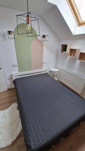 Matei Apartments في بايا ماري: غرفة نوم بسرير كبير في غرفة