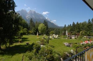 Blick auf einen Hof mit Bergen im Hintergrund in der Unterkunft Alpenchalet Zum Jeremia in Grainau