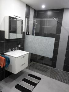 a bathroom with a white sink and a shower at Ferienwohnung 90 m2 in Sulzbach 2 Minuten Fußweg zum Krankenhaus in Sulzbach