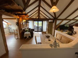 a kitchen and living room with a ceiling with beams at Direkt am Hopfensee- große Ferienwohnung in Füssen