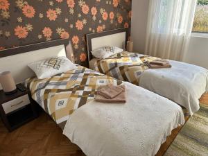 Postel nebo postele na pokoji v ubytování Porodični Apartman Igalo