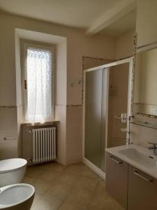 a bathroom with a toilet and a sink and a shower at La Casina di Guido in Chianni