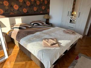 Postel nebo postele na pokoji v ubytování Porodični Apartman Igalo