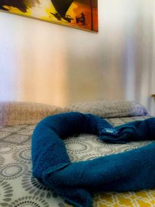 um cobertor azul deitado em cima de uma cama em Pousada Fortaleza em Fortaleza