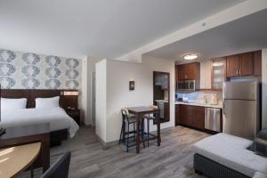 um quarto de hotel com uma cama e uma cozinha em Residence Inn Atlanta Perimeter Center Dunwoody em Atlanta
