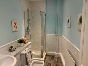 ロンドンにあるKeysan Houseのバスルーム(シャワー、トイレ、シンク付)