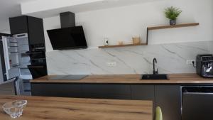 Kuchyň nebo kuchyňský kout v ubytování Apartments Jozef