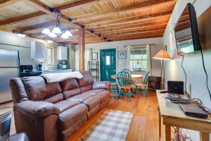 Cozy Indiana Cabin Rental with Private Porch and Grill tesisinde bir oturma alanı