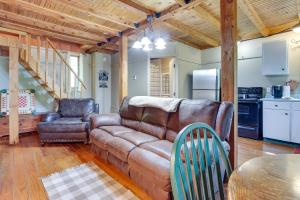 sala de estar con sofá de cuero y mesa en Cozy Indiana Cabin Rental with Private Porch and Grill, en Taswell