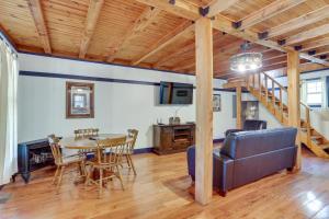 een woonkamer met een tafel en een bank bij Dreamy Indiana Cabin Rental with Shared Amenities! in Taswell