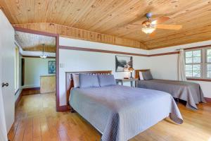 um quarto com uma cama e uma ventoinha de tecto em Dreamy Indiana Cabin Rental with Shared Amenities! em Taswell