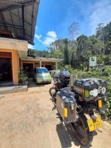 Fotografija v galeriji nastanitve Pine Trees Homestay v mestu Nallathanniya