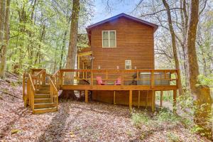 ein Baumhaus im Wald mit einer großen Terrasse in der Unterkunft Dreamy Indiana Cabin Rental with Shared Amenities! in Taswell