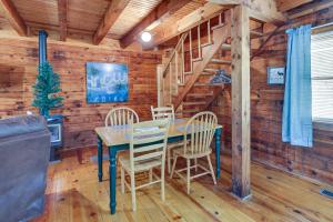 comedor con mesa y sillas en una cabaña en Home Near Hoosier National Forest with Fire Pit!, en Taswell