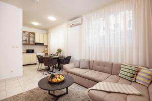 uma sala de estar com um sofá e uma mesa em NIVI Apartment em Split
