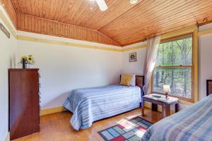 1 Schlafzimmer mit 2 Betten und einem Fenster in der Unterkunft Idyllic Southern Indiana Cabin Near Patoka Lake! in Taswell