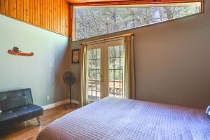 1 dormitorio con cama y ventana grande en Vacation Rental Near Hoosier National Forest! en Taswell