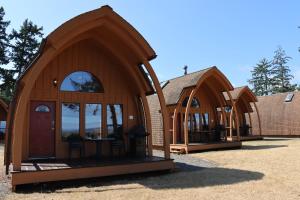 un grupo de cabañas con grandes ventanas arqueadas en Oyster Bay Resort en Oyster Bay